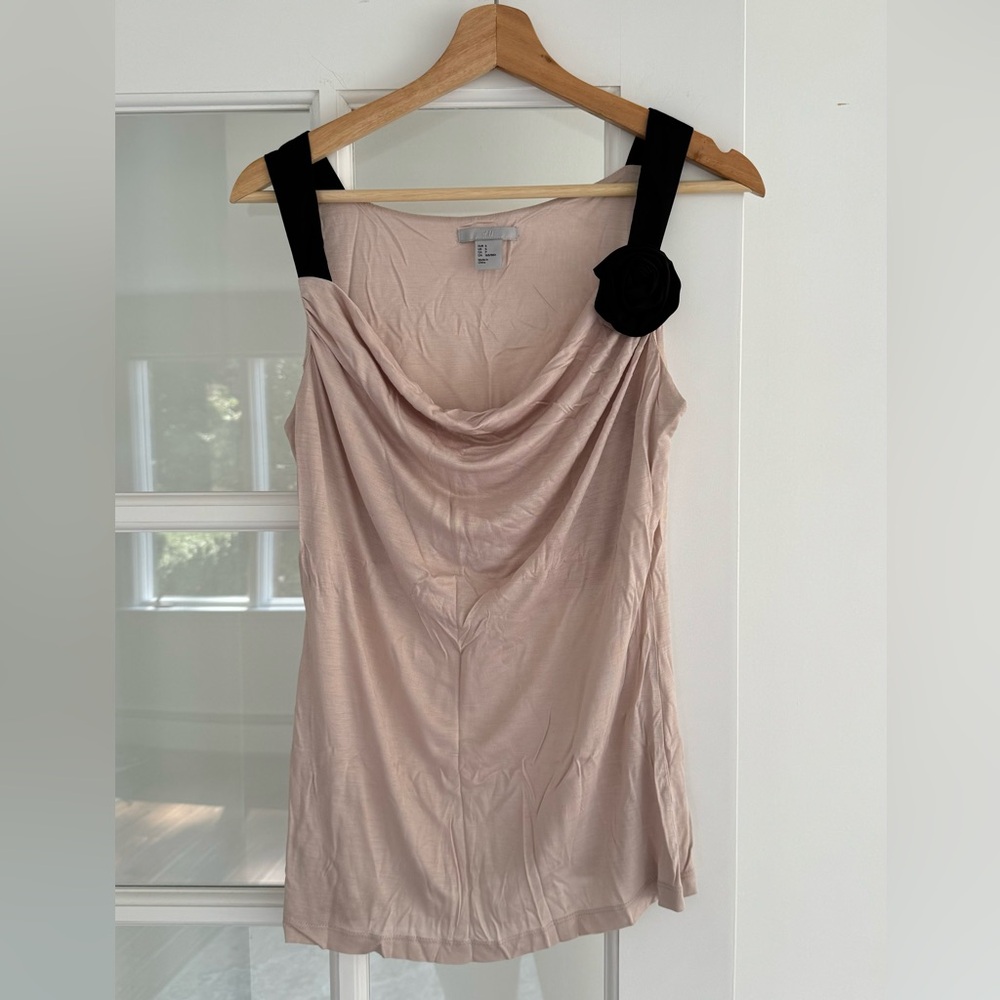 Super cool and cozy H&M casual top, pale pink with a black rose detail size S